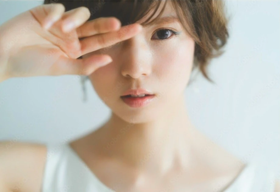 細く長いまつ毛で目元を美しく
